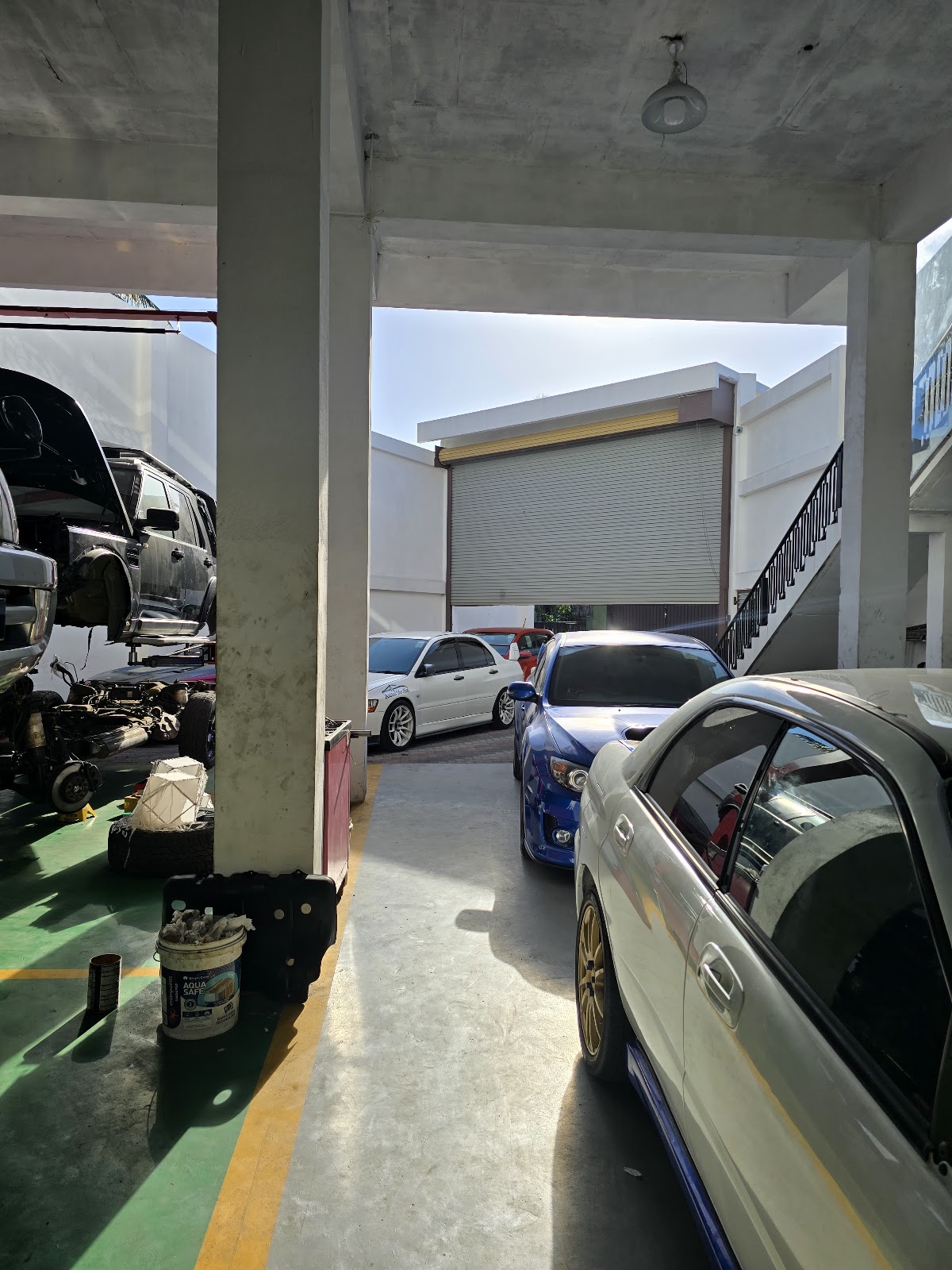 Auto Medic workshop exterior with vehicles